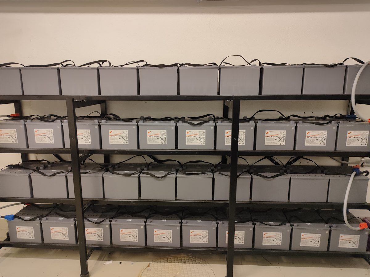 USV-Batterien zur Sicherung der Notstromversorgung des AlpineDC-Rechenzentrums Lausanne